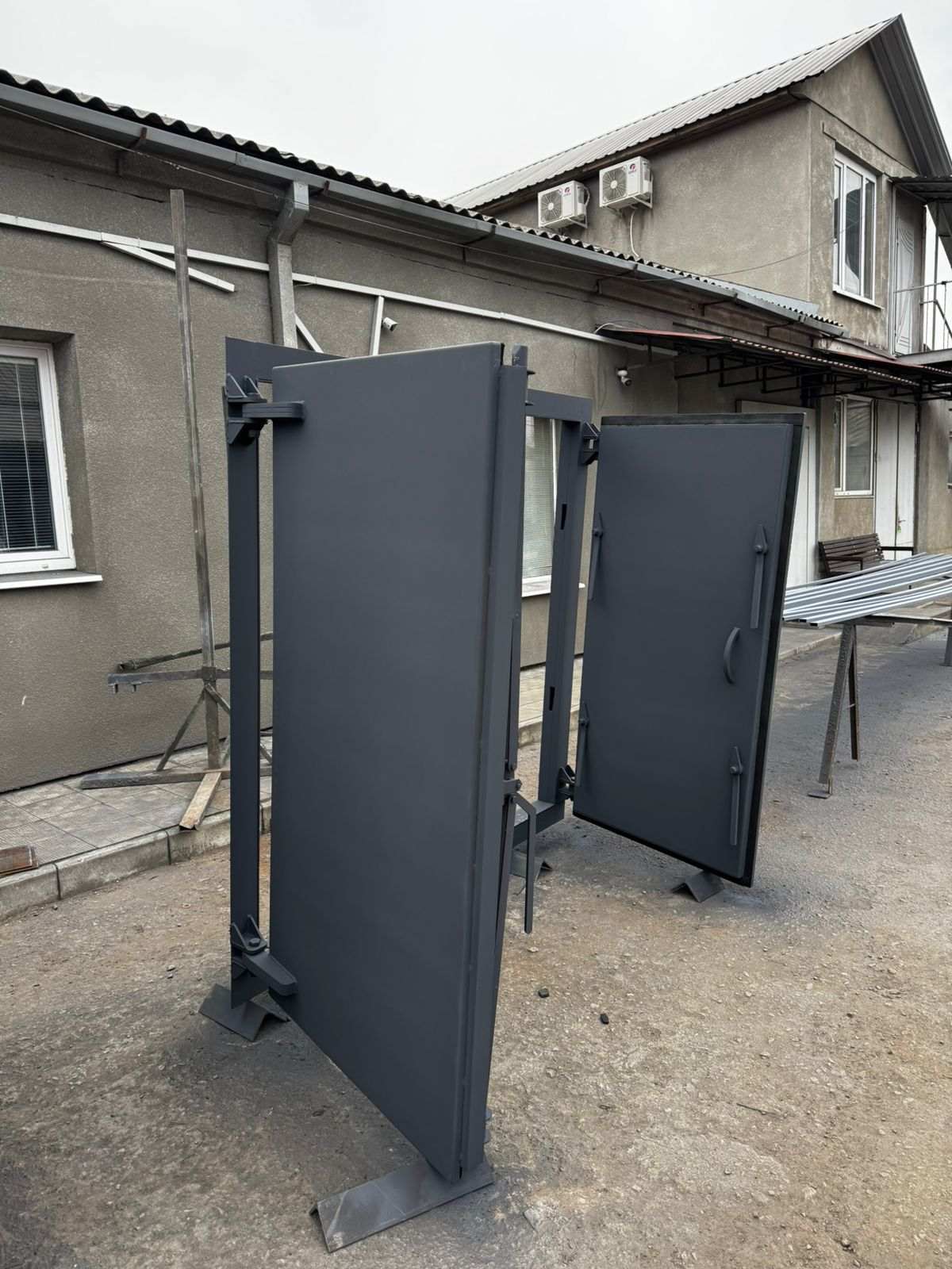 Защитно-герметичные двери двухстворчатые